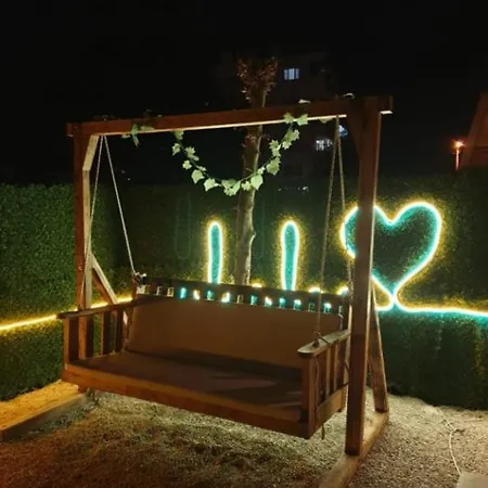 Charming Bungalow With Shared Garden Near Beach In Cinarcik, Yalova בית נופש ילובה